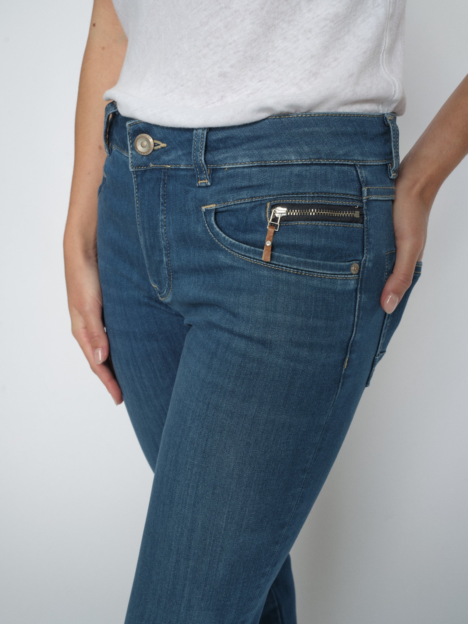 Modelshot / Mid Blue / Detail